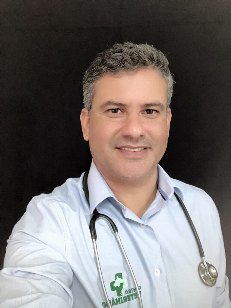 Dr. David Filinto da Silva, médico veterinário CRMV-PR 8835, especialista em cuidados com cães e gatos.